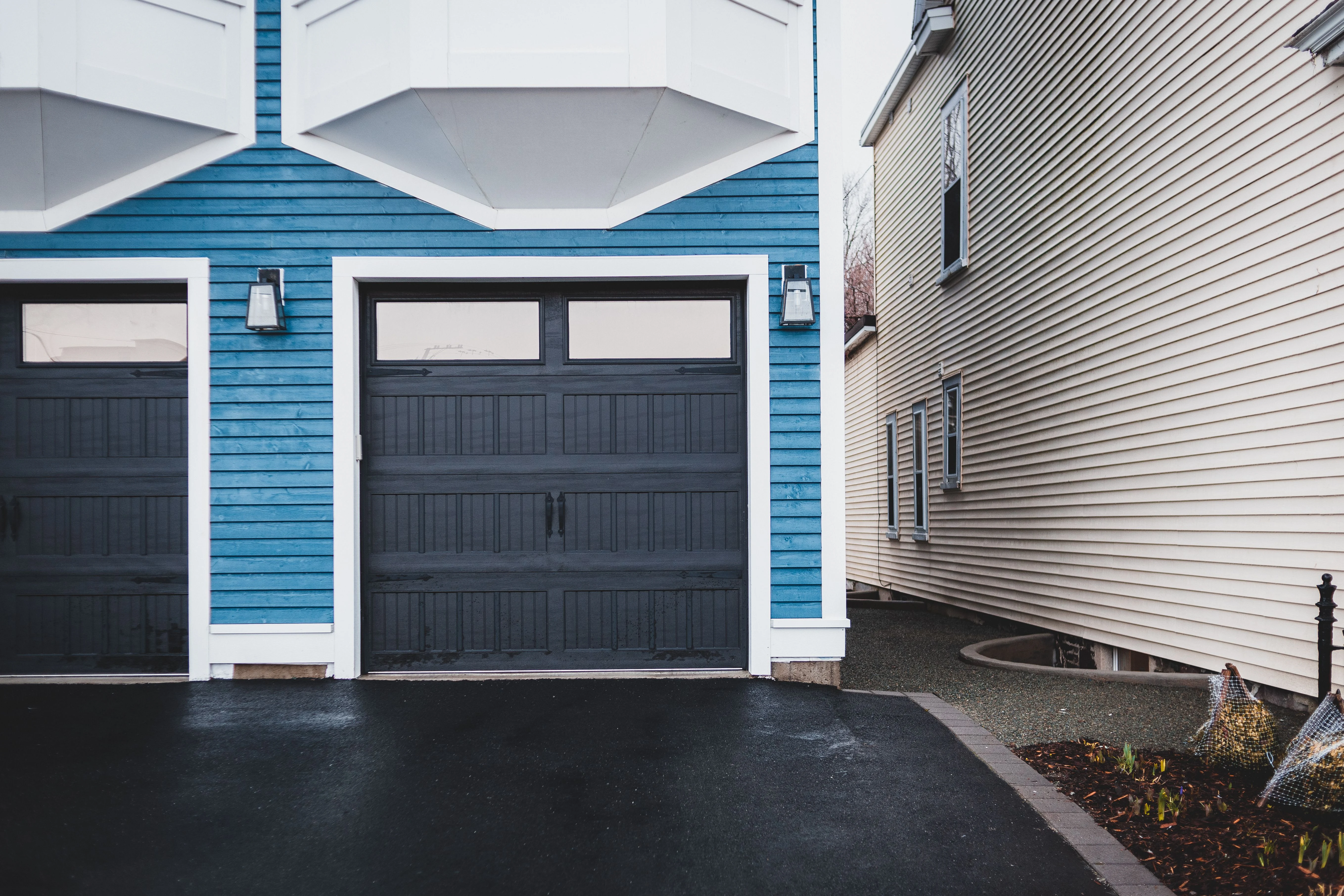 Residential garage door in Sumner